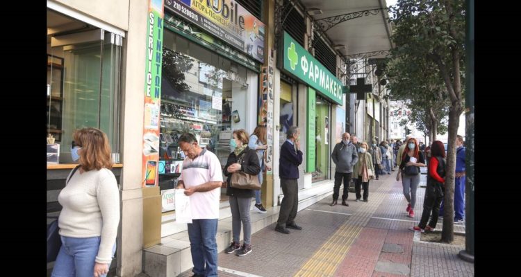 ΕΥΔΑΠ: Ουρές από το πρωί – Εντολή να μην κοπεί σε κανέναν το νερό.