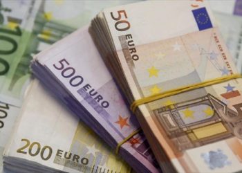 Καλαμάτα: Βρήκε και παρέδωσε 5.000 ευρώ