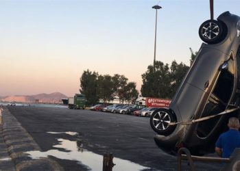 Αυτοκίνητο έπεσε στο λιμάνι του Πειραιά