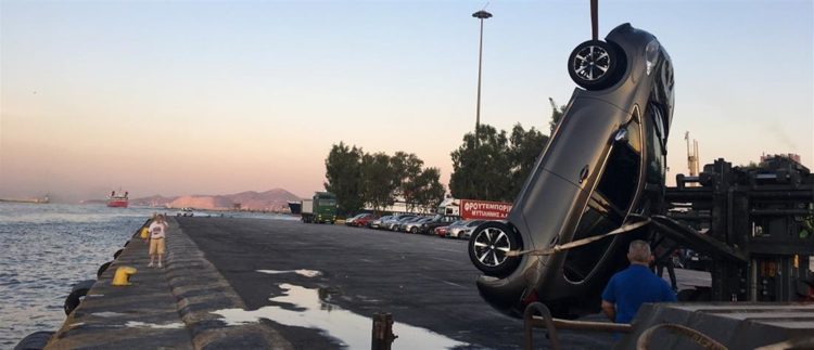 Αυτοκίνητο έπεσε στο λιμάνι του Πειραιά