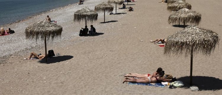 Γλυφάδα: Ομπρέλες με αποστάσεις και μέτρα στην παραλία