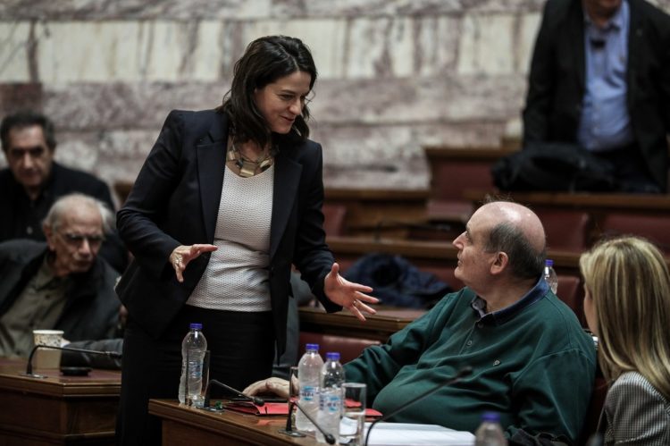 Κόντρα Κεραμέως – Φίλη στη Βουλή για τα προσωπικά δεδομένα μαθητών και εκπαιδευτικών