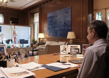 Τηλεδιάσκεψη Μητσοτάκη με επτά ηγέτες κρατών για την αντιμετώπιση της πανδημίας