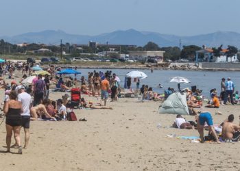 Κορονοϊός – Άρση μέτρων: Γεμάτες και σήμερα οι παραλίες