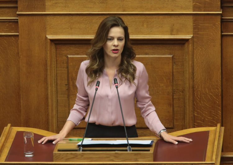 Αχτσιόγλου: Να σταματήσει το καθεστώς των αναστολών συμβάσεων εργασίας