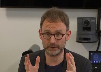 Βρετανία: Παραιτήθηκε κορυφαίος επιδημιολόγος επειδή παραβίασε το lockdown