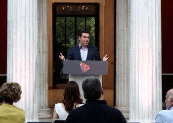 Τσίπρας στην παρουσίαση του «Μένουμε Όρθιοι»: Η ύφεση δεν είναι μονόδρομος