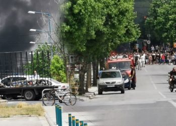 Επεισόδια στη Λάρισα: Αρνούνται να μεταφερθούν οι 35 Ρομά που προσβλήθηκαν από κορονοϊό – Φωτιές και μαχη με αστυνομικές δυνάμεις