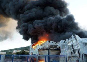 Μεγάλη φωτιά στη Μάνδρα