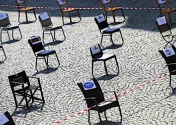 “Αδειες καρέκλες” στην πλατεία Συντάγματος