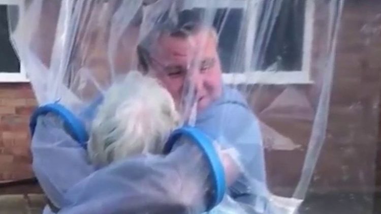 Βρετανία: Απίθανη πατέντα απο 29χρονο για να αγκαλιάζει με ασφάλεια τη γιαγιά του