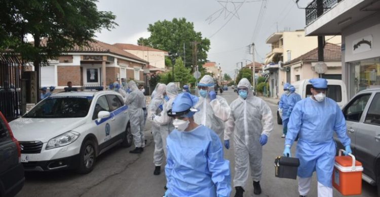 Τσιόδρας: 19 νέα κρούσματα στον οικισμό των Ρομά στη Λάρισα