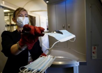 Άρση μέτρων: Υποχρεωτική η χρήση μάσκας σε πλοία, αεροπλάνα και ΚΤΕΛ