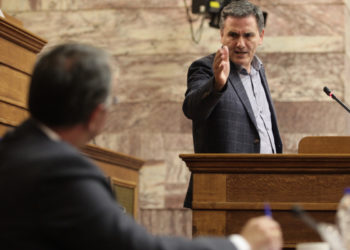 Σκληρή απάντηση Τσακαλώτου σε Σταϊκούρα: Τα δισ. δεν είναι στραγάλια