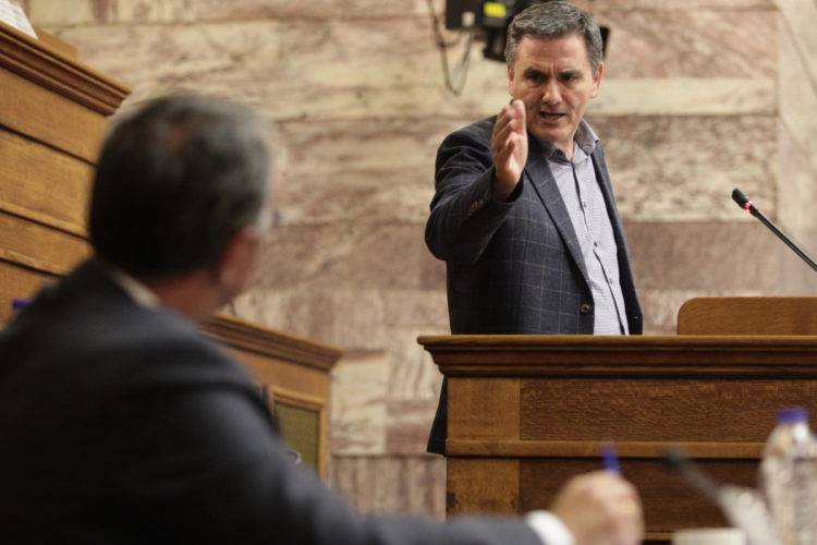 Σκληρή απάντηση Τσακαλώτου σε Σταϊκούρα: Τα δισ. δεν είναι στραγάλια