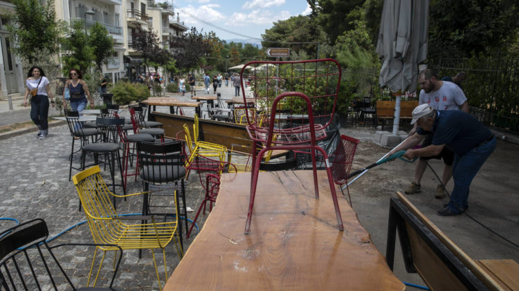 Άρση μέτρων: Ελεύθερη η μετακίνηση στα νησιά – Άνοιξαν εστιατόρια, καφέ