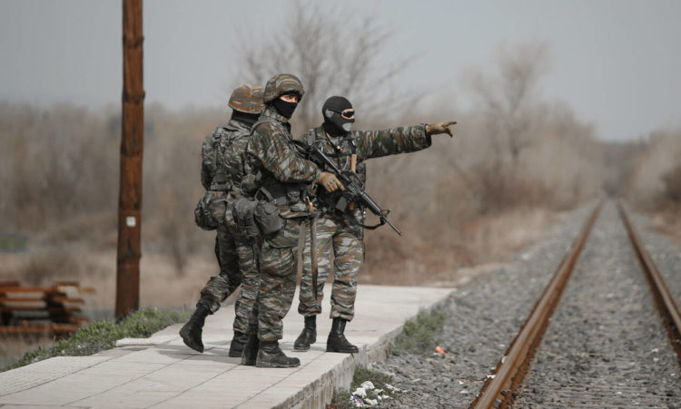 Έβρος: Τούρκοι στρατιώτες παρακολουθούν τον φράχτη – Βίντεο ντοκουμέντο