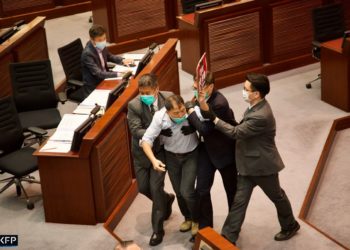 Χονγκ Κονγκ: Βουλευτές μετέτρεψαν το κοινοβούλιο σε ρινγκ (video)