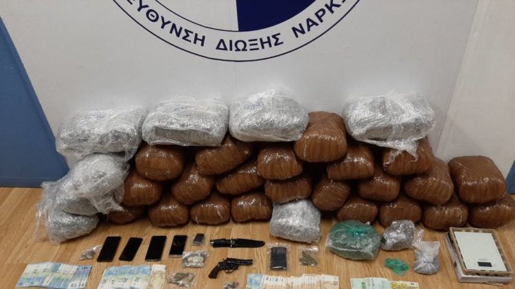 Αττική: Τρεις συλλήψεις για κατοχή και διακίνηση ναρκωτικών