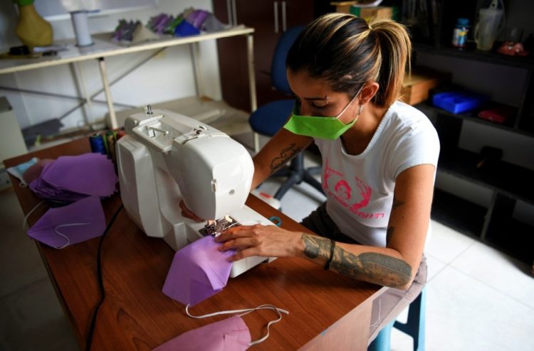 Στόχος οι 100.000 μάσκες για τις «Μοδίστρες Άμεσης Ανάγκης» (video)