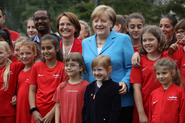 Φρένο στο πλήρες άνοιγμα των σχολείων από τη Μέρκελ