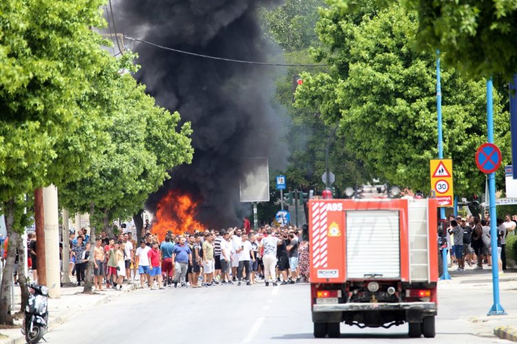 Χτυπήθηκε ο δημοσιογράφος του ΣΚΑΪ στη Νέα Σμύρνη της Λάρισας (video)