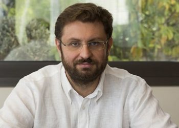 Οι εικόνες του Ζαχαριάδη με τη σύγκριση ΣΥΡΙΖΑ – ΝΔ