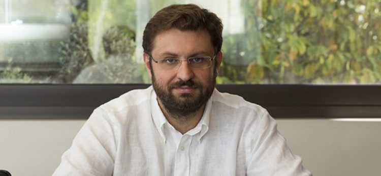 Οι εικόνες του Ζαχαριάδη με τη σύγκριση ΣΥΡΙΖΑ – ΝΔ