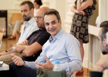 Στην 1η πρόβα του Εθνικού Θεάτρου ο πρωθυπουργός: Δεν θα αφήσουμε ξεκρέμαστους τους ανθρώπους της τέχνης