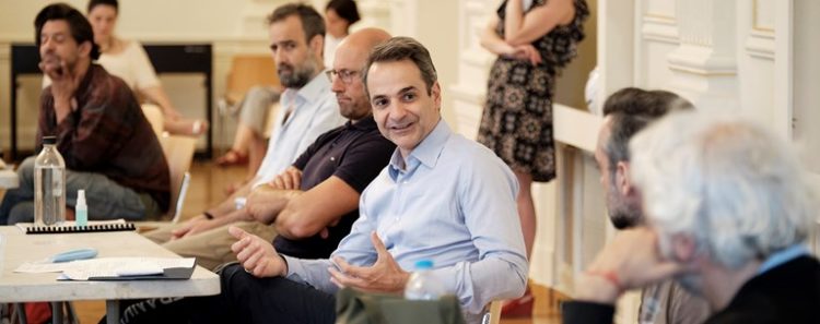 Στην 1η πρόβα του Εθνικού Θεάτρου ο πρωθυπουργός: Δεν θα αφήσουμε ξεκρέμαστους τους ανθρώπους της τέχνης
