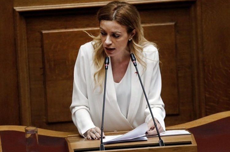 Ερώτηση της Αδαμοπούλου για παράνομο εμπόριο ζώων συντροφιάς