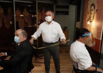 Με ασπίδα προσώπου ο Γεωργιάδης σε αυτοψία χώρων εστίασης