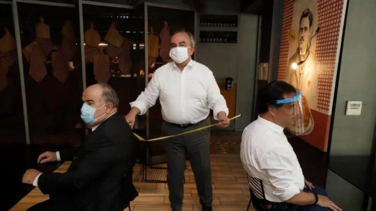 Με ασπίδα προσώπου ο Γεωργιάδης σε αυτοψία χώρων εστίασης