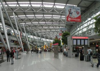 Αμερικανός υποδύθηκε τον υπάλληλο αεροδρομίου και πήγε στη Γερμανία για να δει τη σύντροφό του