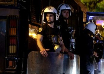 Ρέντη: Επίθεση εναντίον αστυνομικών με πέτρες και ξύλα