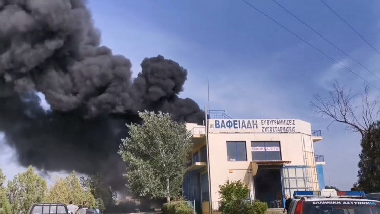 Θεσσαλονίκη: Εκρήξεις και μεγάλη φωτιά σε επιχείρηση ελαστικών (VIDEO)