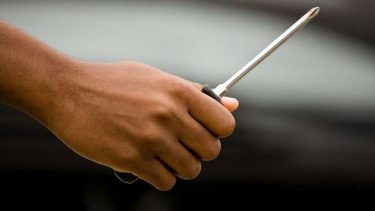 Ληστές με κατσαβίδια, ξυλοκόπησαν και λήστεψαν 90χρονη