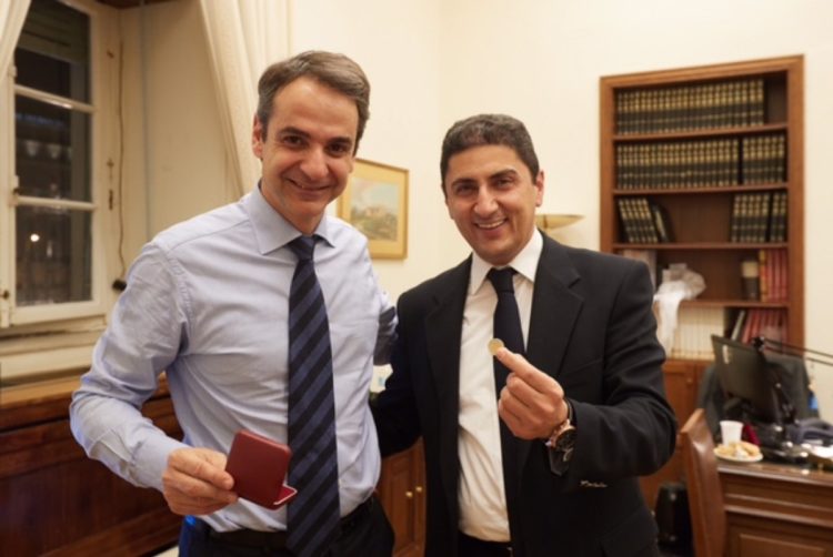 ΜΜΕ που βλέπουν μόνο την καμπούρα (και τα δάνεια) των απέναντι