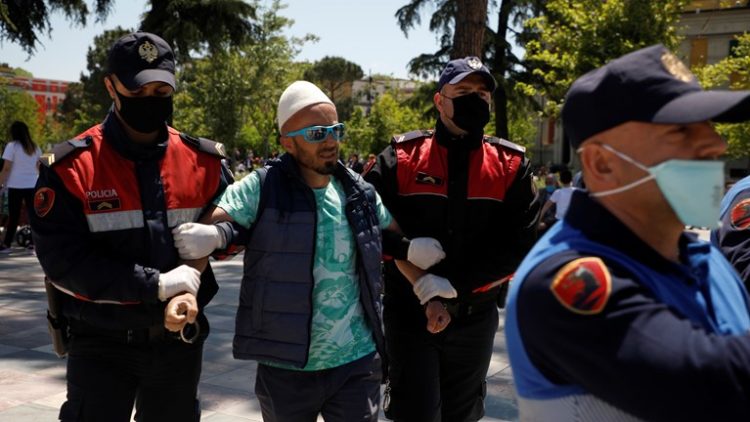 Αλβανία: Επεισόδια για την κατεδάφιση κτιρίου του Εθνικού Θεάτρου