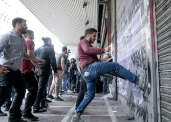 Ένταση και χημικά έξω από το υπουργείο Εργασίας