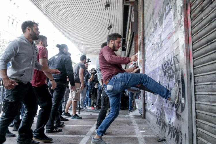 Ένταση και χημικά έξω από το υπουργείο Εργασίας