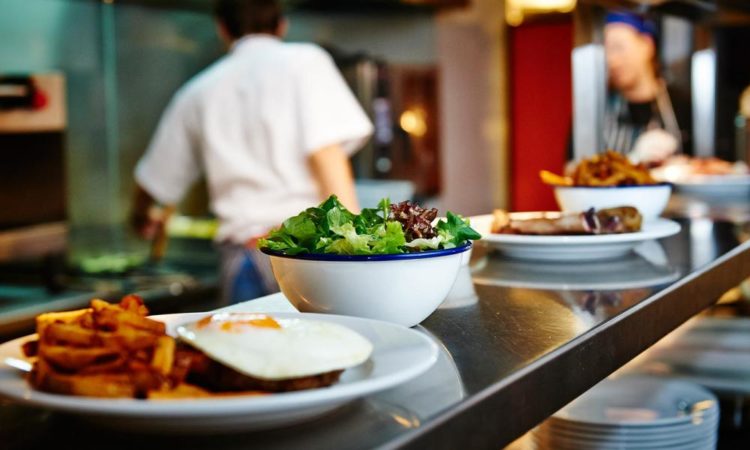 Eστίαση: Μειώνεται στο 13% ο ΦΠΑ – Κατατέθηκε η τροπολογία στη Βουλή