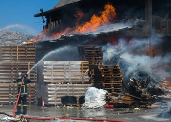 Ασπρόπυργος: Πυρκαγιά σε εργοστάσιο ανακύκλωσης