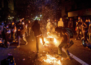 ΗΠΑ: Χάος και καταστροφές από άγριες συμπλοκές στις διαδηλώσεις για τον Τζορτζ Φλόιντ – Δύο νεκροί σε Ντιτρόιτ και Όκλαντ