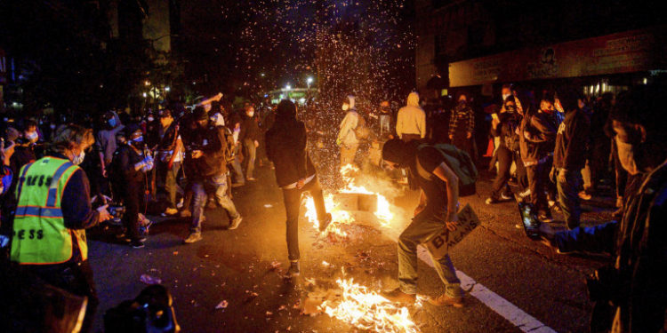 ΗΠΑ: Χάος και καταστροφές από άγριες συμπλοκές στις διαδηλώσεις για τον Τζορτζ Φλόιντ – Δύο νεκροί σε Ντιτρόιτ και Όκλαντ