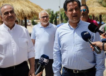 Αυτοψία του Γεωργιάδη στις παραλίες: “Όλα πηγαίνουν ρολόι”