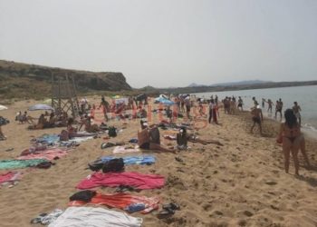 Κρήτη: Κοσμοσυρροή στην παραλία της Αμνισσού – Δεν κράτησαν αποστάσεις οι λουόμενοι