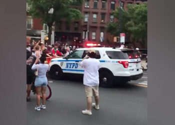 ΗΠΑ: Περιπολικό  παρασύρει διαδηλωτές στη Νέα Υόρκη (video)