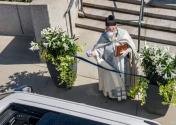 Καθολικός ιερέας έκανε αγιασμό με νεροπίστολο! (video)
