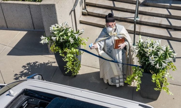 Καθολικός ιερέας έκανε αγιασμό με νεροπίστολο! (video)